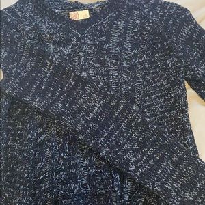 A neck knitted sweater with hood